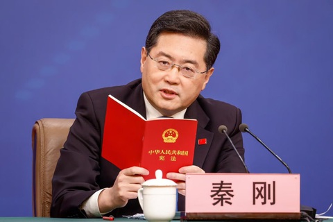 Những phát ngôn đáng chú ý của ông Tần Cương trong 7 tháng làm bộ trưởng ngoại giao - Ảnh 1. Ngoại trưởng Trung Quốc Tần Cương đã cầm Hiến pháp Trung Quốc lên đọc sau câu hỏi về Đài Loan trong cuộc họp báo ở Bắc Kinh, Trung Quốc ngày 7-3 - Ảnh: EPA-EFE