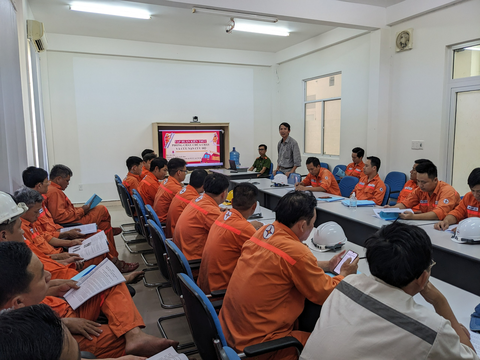 Công ty thủy điện Sông Bung huấn luyện nghiệp vụ chữa cháy, cứu hộ cứu nạn - Ảnh 1. Các CBNV tham gia thực hành xử lý dập tắt đám cháy giả định