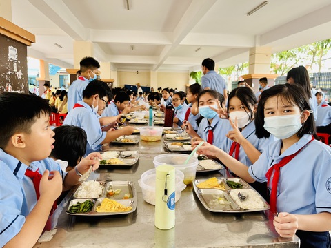 Năm học 2023-2024: Tiền ăn trưa bán trú của học sinh TP.HCM phải dưới 35.000 đồng/suất - Ảnh 1. Học sinh Trường THCS Tân Tạo TP.HCM trong bữa ăn trưa bán trú năm 2022 - Ảnh: MỸ DUNG