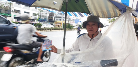 Tràn xuống đường bán vé số ở miền Tây - Ảnh 4. Hằng ngày, anh Hà Vũ Phương (khuyết tật chân) chạy xe tự chế để bán 150 tờ vé số khắp hang cùng ngõ hẻm ở TP Cà Mau. Tuy nhiên, có những ngày mưa gió, không bán được anh Phương ôm hơn 100 tờ nên gần đây phải xuống lòng đường Phan Ngọc Hiển, TP Cà Mau, tỉnh Cà Mau để bán.