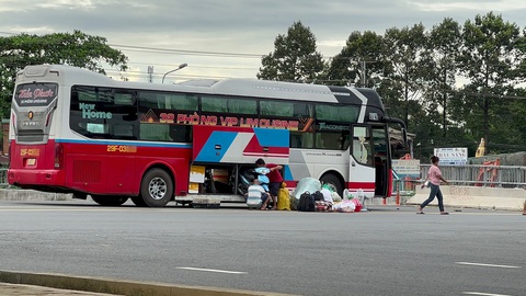 TP.HCM: "xe dù, bến cóc" vẫn bủa vây bến xe - Ảnh 1. Xe khách đón khách trước cổng bến xe Miền Đông mới (TP Thủ Đức) tấp nập - Ảnh: THU DUNG