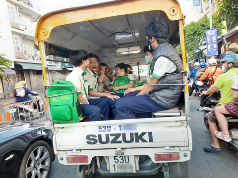 Siết điều kiện xe đưa đón học sinh - Ảnh 2. Xe đưa rước học sinh trên đường Nguyễn Thái Sơn, quận Gò Vấp, TP.HCM - Ảnh: NHƯ HÙNG