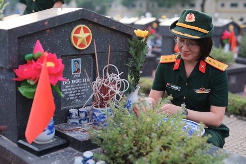 Thượng úy Quách Thị Quỳnh - bí thư chi đoàn cơ sở Trung tâm nhiệt đới Việt - Nga, bày tỏ hằng năm, vào dịp 27-7, các đoàn viên của đơn vị đều có mặt tại các nghĩa trang tại thủ đô để dâng hương và dọn dẹp, vệ sinh các phần mộ liệt sĩ. “Chúng mình cảm thấy rất vinh dự, tự hào khi có mặt trong Lễ thắp nến tri ân kỷ niệm 76 năm Ngày Thương binh - Liệt sĩ. Đây là dịp để những người trẻ cùng nhau thắp nến, dâng hương tri ân công lao của các anh hùng liệt sĩ, những người đã hi sinh thanh xuân vì hoà bình của dân tộc”, thượng uý Quỳnh chia sẻ - Ảnh: DANH KHANG Thượng úy Quách Thị Quỳnh, bí thư chi đoàn cơ sở Trung tâm nhiệt đới Việt - Nga, bày tỏ hằng năm, vào dịp 27-7, các đoàn viên của đơn vị đều có mặt tại các nghĩa trang thủ đô dọn dẹp và dâng hương tại các phần mộ liệt sĩ - Ảnh: DANH KHANG
