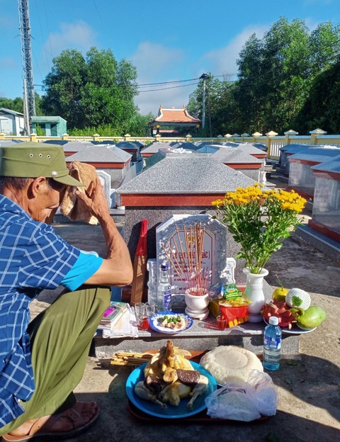 Cuộc trùng phùng đẫm nước mắt giữa nghĩa trang liệt sĩ - Ảnh 4. Bữa cơm cúng liệt sĩ Thái được ông Năm cùng đồng đội tổ chức ấm cúng ngay trước ngày 27-7 - Ảnh: THANH HÙNG