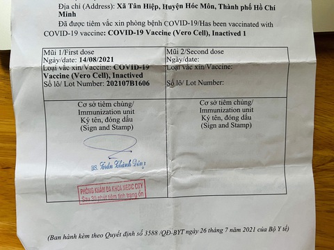 Mẹ tôi và 4 liều vắc xin COVID-19 - Ảnh 1. Mẹ tôi vẫn giữ giấy xác nhận tiêm ngừa vắc xin COVID-19 - Ảnh: MÂY TRẮNG
