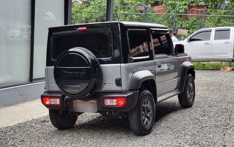 Suzuki Jimny dự kiến ra mắt Việt Nam tháng 11, số lượng phân bổ dù ít vẫn hơn Thái Lan, Indonesia - Ảnh 2. Ngoại hình xe mang đậm phong cách retro hình hộp, gợi nhớ đến các mẫu xe Land Rover Defender hay Mercedes-Benz G-Class - Ảnh: Facebook