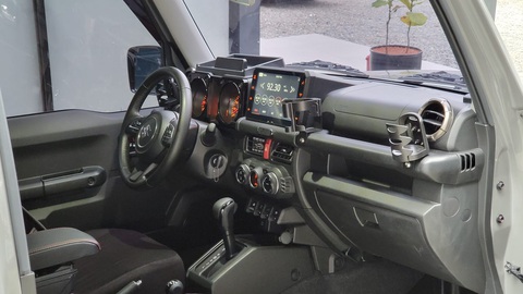 Suzuki Jimny dự kiến ra mắt Việt Nam tháng 11, số lượng phân bổ dù ít vẫn hơn Thái Lan, Indonesia - Ảnh 3. Nếu giống thị trường nước ngoài, bên trong cabin của Suzuki Jimny có các tính năng tiêu biểu như màn hình giải trí 7 inch giống như Swift, tích hợp Android Auto và Apple CarPlay, định vị vệ tinh, kết nối Bluetooth. Ghế trước chỉnh tay 6 hướng, còn ghế phụ chỉnh tay 4 hướng. Xe có điều hòa tự động một vùng, nội thất bọc nỉ và ga tự động (Cruise Control) - Ảnh: Facebook