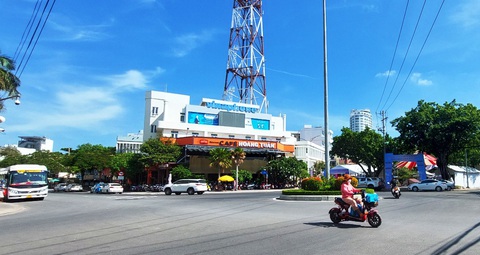 Đề nghị không dời các sở, dời khách sạn để xây cơ quan tỉnh Khánh Hòa - Ảnh 3. Cơ sở nhà đất bưu điện cũ tại đường Lê Lợi, TP Nha Trang (Khánh Hòa) đang sử dụng làm nhà hàng cà phê - Ảnh: PHAN SÔNG NGÂN