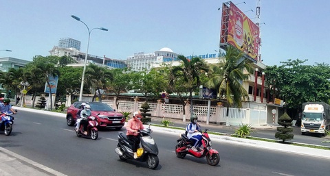 Đề nghị không dời các sở, dời khách sạn để xây cơ quan tỉnh Khánh Hòa - Ảnh 1. Khu khách sạn và Bưu điện tỉnh Khánh Hòa tại số 2 Trần Phú, TP Nha Trang mà Hội Trí thức tỉnh Khánh Hòa đề nghị xem xét di dời để xây trụ sở Đoàn đại biểu Quốc hội và HĐND tỉnh - Ảnh: PHAN SÔNG NGÂN