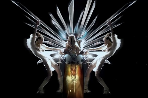 Đôi bốt hai đế xuất hiện trong MV Born This Way của Lady Gaga Đôi bốt hai đế xuất hiện trong MV Born This Way của Lady Gaga
