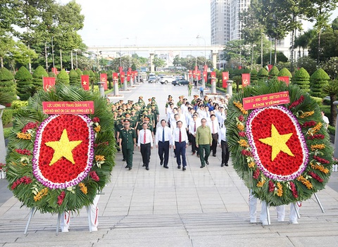Đoàn đại biểu TP.HCM dâng hương tưởng niệm anh hùng liệt sĩ - Ảnh 1. Đoàn đại biểu TP.HCM dâng hoa tưởng niệm các anh hùng liệt sĩ tại nghĩa trang liệt sĩ TPHCM - Ảnh: WEB THÀNH ỦY