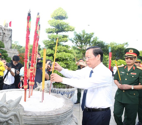 Đoàn đại biểu TP.HCM dâng hương tưởng niệm anh hùng liệt sĩ - Ảnh 4. Chủ tịch UBND TP Phan Văn Mãi thắp hương trước tượng đài Bà mẹ Việt Nam anh hùng - Ảnh: WEB THÀNH ỦY