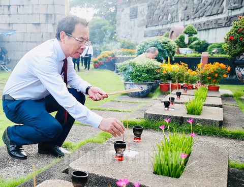Đoàn đại biểu TP.HCM dâng hương tưởng niệm anh hùng liệt sĩ - Ảnh 3. Bí thư Thành ủy TP.HCM Nguyễn Văn Nên thắp hương các phần mộ, tưởng niệm các anh hùng liệt sĩ - Ảnh: WEB THÀNH ỦY