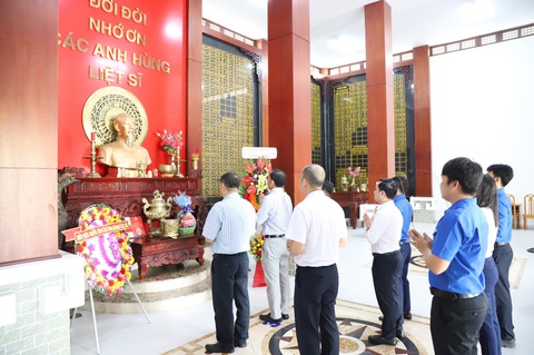 Nhà máy Nhiệt điện Vĩnh Tân 4: Tri ân các đối tượng chính sách của nhà máy - Ảnh 2. Đoàn công tác NMNĐ Vĩnh Tân 4 tới dâng hương tại Đài tưởng niệm anh hùng liệt sĩ Huyện Tuy Phong