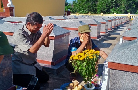 Cuộc trùng phùng đẫm nước mắt giữa nghĩa trang liệt sĩ - Ảnh 1. Ông Lữ Văn Năm (người đội mũ) bưng mặt khóc nức nở khi thấy mộ anh trai mình sau 50 năm - Ảnh: THANH HÙNG
