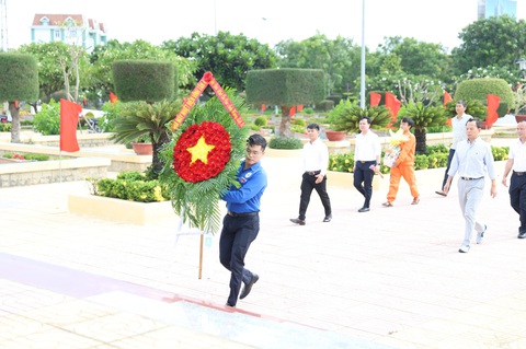 Nhà máy Nhiệt điện Vĩnh Tân 4: Tri ân các đối tượng chính sách của nhà máy - Ảnh 3. Đoàn công tác NMNĐ Vĩnh Tân 4 tới dâng hương tại Nghĩa trang liệt sĩ tỉnh Ninh Thuận