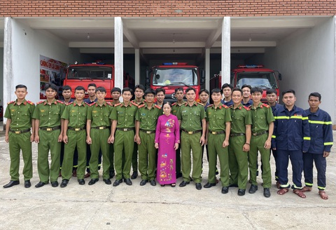 Xúc động giây phút mẹ liệt sĩ khóc òa bên bờ suối, nơi con trai hy sinh - Ảnh 2. Bà Trần Thị Chinh chụp ảnh lưu niệm cùng đồng đội của con - Ảnh: Công an cung cấp