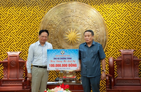 Lời tri ân từ những đóa hoa - Ảnh 3. Đại diện Hiệp hội Sắn Việt Nam ủng hộ chương trình "Hoa dâng mộ liệt sĩ" - Ảnh: N.D.