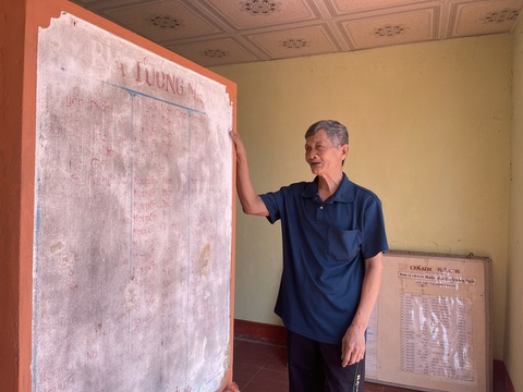Tri ân những người ngã xuống: Về xóm anh hùng 'Cây số 52' - Ảnh 3. Thương binh Nguyễn Ngọc Độ bên tấm bia tưởng niệm - Ảnh: TRẦN MAI