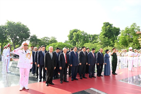 Lãnh đạo Đảng, Nhà nước vào Lăng viếng Chủ tịch Hồ Chí Minh, tưởng niệm anh hùng liệt sĩ - Ảnh 1. Lãnh đạo Đảng, Nhà nước và các đại biểu tưởng niệm các anh hùng liệt sĩ tại Đài tưởng niệm các anh hùng liệt sĩ trên đường Bắc Sơn - Ảnh: GIA HÂN
