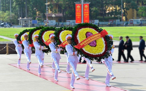 Lãnh đạo Đảng, Nhà nước vào Lăng viếng Chủ tịch Hồ Chí Minh, tưởng niệm anh hùng liệt sĩ - Ảnh 3. Vòng hoa của đoàn vào viếng lăng Chủ tịch Hồ Chí Minh - Ảnh: GIA HÂN