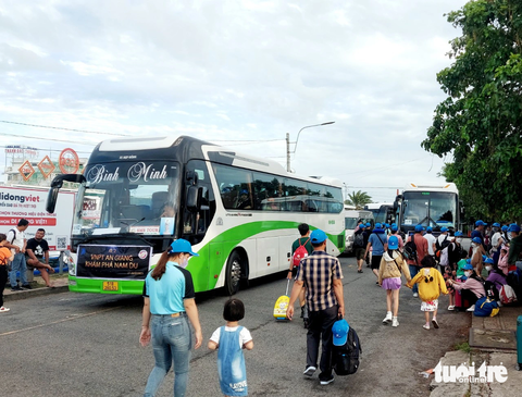 Thời tiết xấu: Tàu từ đất liền đi Phú Quốc tạm ngưng chạy, khách 'quay xe' đi TP Hà Tiên chơi - Ảnh 1. Do thời tiết xấu nên tàu cao tốc từ đất liền đi TP Phú Quốc tạm thời dừng chạy - Ảnh: CHÍ CÔNG