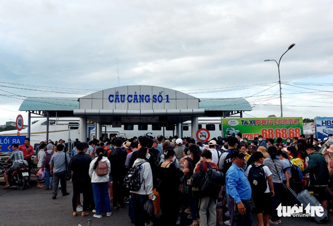 Thời tiết xấu: Tàu từ đất liền đi Phú Quốc tạm ngưng chạy, khách 'quay xe' đi TP Hà Tiên chơi - Ảnh 2. Riêng tuyến tàu cao tốc từ TP Rạch Giá đi Hòn Sơn (huyện Kiên Hải) hôm nay vẫn hoạt động bình thường - Ảnh: CHÍ CÔNG