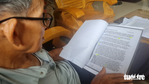 Hàng ngày, ông Thụy vẫn miệt mài xem và dịch những thư từ, email mà các cựu chiến binh Mỹ gửi cho ông - Ảnh: LÂM THIÊN Hằng ngày, ông Thụy vẫn xem và dịch những thư từ, email mà các cựu chiến binh Mỹ gửi cho ông - Ảnh: LÂM THIÊN