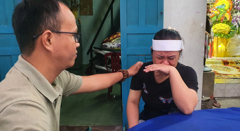 Nhân viên thoát nước mất do ngạt khí: Bữa cơm chung gia đình đã xa vời… - Ảnh 1. Chị Thu òa khóc khi kể về giấc mơ dang dở của chồng mình - nhân viên thoát nước Kim Long không may qua đời vì ngạt khí lúc làm việc - Ảnh: MINH HÒA