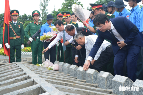 Đồng Tháp, Kiên Giang cải táng 116 hài cốt liệt sĩ quân tình nguyện Việt Nam - Ảnh 2. Lãnh đạo Tỉnh ủy, UBND tỉnh Đồng Tháp, lãnh đạo hai tỉnh Prâyveng và PuaSát (Campuchia) rải đất và dâng hoa lên phần mộ các liệt sĩ - Ảnh: ĐẶNG TUYẾT