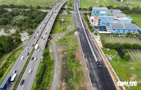 Đường song hành ‘chia lửa’ cho đường dẫn cao tốc TP.HCM – Long Thành sắp thông xe - Ảnh 2. Trao đổi với Tuổi Trẻ Online ngày 27-7, đại diện đơn vị thi công cho biết tuyến đường song hành từ nút giao An Phú đến đường Đỗ Xuân Hợp đang xây dựng những hạng mục cuối cùng, chuẩn bị thông xe vào đầu tháng 8