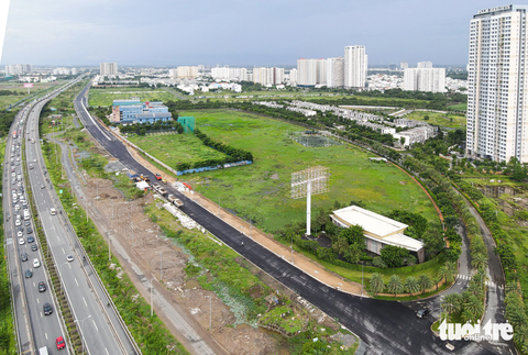 Đường song hành ‘chia lửa’ cho đường dẫn cao tốc TP.HCM – Long Thành sắp thông xe - Ảnh 6. Tuyến đường tuyệt đẹp chạy ngang qua khu dân cư Nam Rạch Chiếc, gần đó là khu tái định cư Thủ Thiêm