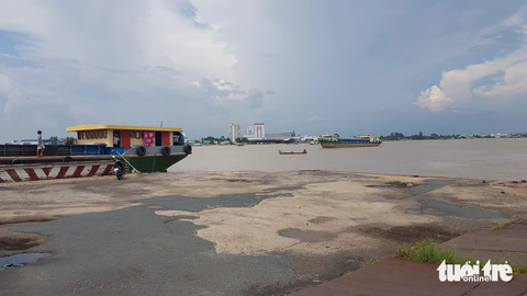 Phà Vàm Cống ‘hồi sinh’ trở lại từ kiến nghị của cử tri 2 tỉnh - Ảnh 2. Người dân cho rằng việc sử dụng phà Vàm Cống sẽ giúp hàng chục ngàn công nhân qua lại làm việc tại Khu công nghiệp Lấp Vò, tỉnh Đồng Tháp thuận lợi hơn đi cầu như hiện nay - Ảnh: BỬU ĐẤU