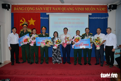 Trưởng Ban Tuyên giáo Trung ương thăm, tặng quà tình nghĩa tại Tiền Giang - Ảnh 1. Trưởng Ban Tuyên giáo Trung ương Nguyễn Trọng Nghĩa (thứ sáu từ trái qua) thăm, tặng quà nghĩa tình cựu chiến binh - Ảnh: HOÀI THƯƠNG