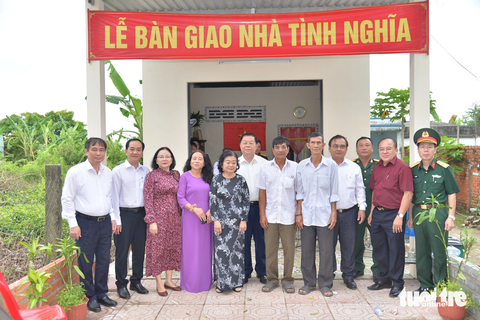 Trưởng Ban Tuyên giáo Trung ương thăm, tặng quà tình nghĩa tại Tiền Giang - Ảnh 2. Trưởng Ban Tuyên giáo Trung ương Nguyễn Trọng Nghĩa (thứ 6 từ trái qua) dự lễ bàn giao hai ngôi nhà tình nghĩa - Ảnh: HOÀI THƯƠNG