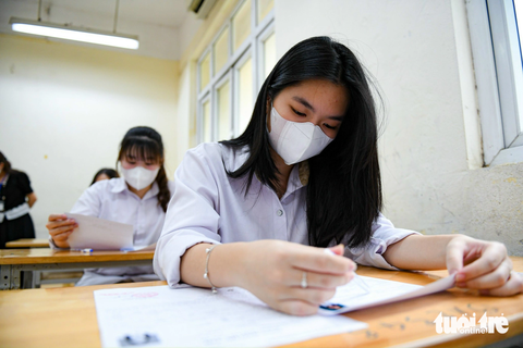 Hiệu trưởng được giao quyền chuyển trường cho học sinh - Ảnh 1. Học sinh tham dự kỳ thi tốt nghiệp THPT năm 2023 tại Hà Nội - Ảnh: NAM TRẦN