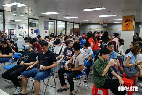 Ngày 27-7, rất đông người dân thủ đô và người hiến máu tình nguyện trên cả nước có mặt tại Viện Huyết học và truyền máu trung ương để trao đi những giọt hồng - Ảnh: NGUYỄN HIỀN Ngày 27-7, rất đông người dân thủ đô và người hiến máu tình nguyện trên cả nước có mặt tại Viện Huyết học và Truyền máu trung ương để trao đi những giọt hồng - Ảnh: NGUYỄN HIỀN