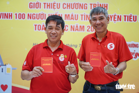 Ông Mến (bên trái) và ông Lâu vừa thực hiện hiến máu trong chương trình Giọt hồng tri ân - Ảnh: NGUYỄN HIỀN Ông Trần Minh Mến (bên trái) và ông Lê Đức Lâu vừa thực hiện hiến máu trong chương trình Giọt hồng tri ân tại Hà Nội - Ảnh: NGUYỄN HIỀN
