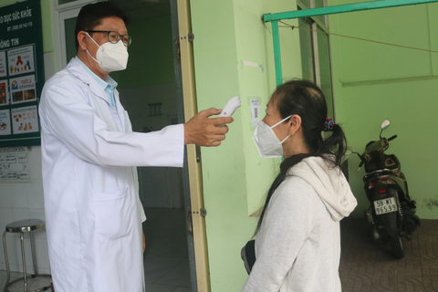 Tin tức sáng 28-7: TP.HCM chống tiêu cực cấp chứng chỉ cho lái tàu; Nhiều doanh nghiệp mở cửa lại - Ảnh 1. Người dân TP.HCM đến khám bệnh tại trạm y tế phường - Ảnh: THU HIẾN