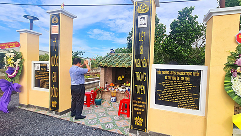 Nguyễn Trọng Tuyển - bí mật sự hy sinh anh hùng - Kỳ cuối: Thà hy sinh, chứ không đầu hàng - Ảnh 1. Với lòng tưởng nhớ, ông Nguyễn Văn Quang đa tu sửa miếu thờ liệt sĩ Nguyễn Trọng Tuyển và trồng thêm cây xanh cho đồng bào đến hương khói có nơi hóng mát - Ảnh: QUỐC MINH