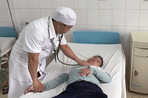 Người nhà xin cho bệnh nhi về, bác sĩ ‘năn nỉ’ ở lại điều trị thành công - Ảnh 1. Sau phẫu thuật, bệnh nhi đã qua cơn nguy kịch, chỉ số sinh tồn ổn định - Ảnh: AN BÌNH