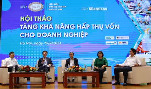 Ngân hàng BIDV chủ động triển khai các giải pháp hỗ trợ doanh nghiệp - Ảnh 1. Phó tổng giám đốc BIDV Trần Long (ngoài cùng bên phải) chia sẻ thông tin tại hội thảo 'Tăng khả năng hấp thụ vốn cho doanh nghiệp' - Ảnh: CTV