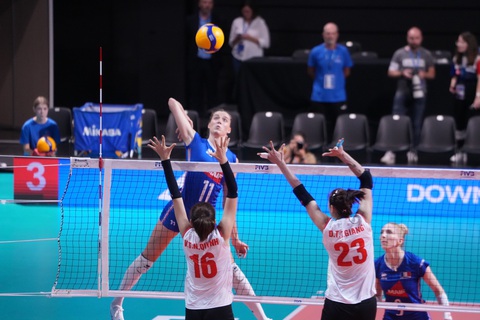 Bóng chuyền nữ Việt Nam thua Pháp ở tứ kết FIVB Challenger Cup - Ảnh 2. Các cô gái Việt Nam (áo trắng) thi đấu nỗ lực trước đối thủ có thể hình tốt hơn - Ảnh: VFV