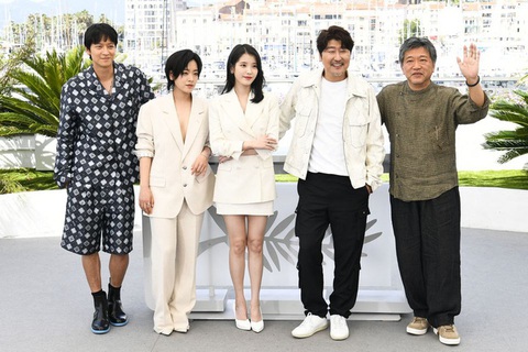 Đạo diễn Kore-eda Hirokazu (bên phải ngoài cùng) và các diễn viên của Người môi giới tại Liên hoan phim Cannes Đạo diễn Kore-eda Hirokazu (bìa phải) và các diễn viên của Người môi giới tại Liên hoan phim Cannes