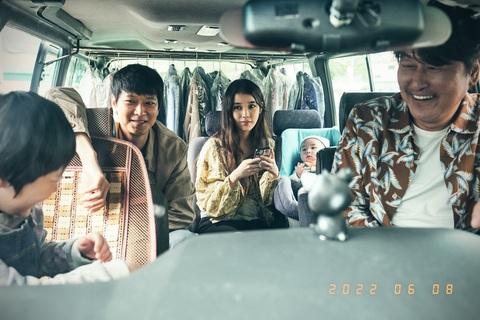 Những con người "bị bỏ rơi" cùng nhau làm nên một gia đình đầm ấm Những con người "bị bỏ rơi" cùng nhau làm nên một gia đình đầm ấm