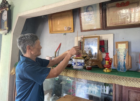 Nơi trang nghiêm nhất của gia đình thương binh Nguyễn Ngọc Độ là bàn thờ treo ảnh Bác Hồ - Ảnh: TRẦN MAI Nơi trang nghiêm nhất của gia đình thương binh Nguyễn Ngọc Độ là bàn thờ treo ảnh Bác Hồ - Ảnh: TRẦN MAI