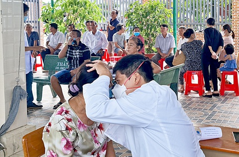 Nguyễn Trọng Tuyển - bí mật sự hy sinh anh hùng - Kỳ cuối: Thà hy sinh, chứ không đầu hàng - Ảnh 2. Ngày giỗ liệt sĩ Nguyễn Trọng Tuyển, người cháu ngoại ông là bác sĩ nhãn khoa đã về khám chữa bệnh miễn phí cho bà con ngay xóm làng ông đã hy sinh - Ảnh: QUỐC MINH