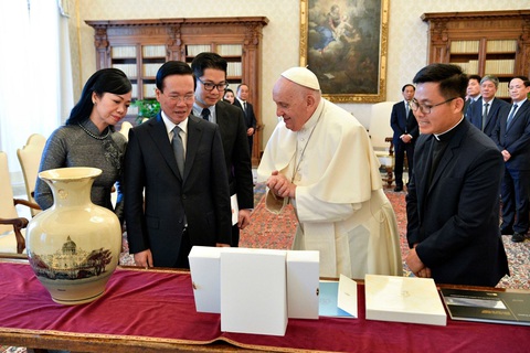 Chủ tịch nước Võ Văn Thưởng gặp Giáo hoàng Francis - Ảnh 1. Chủ tịch nước Võ Văn Thưởng và phu nhân trong cuộc gặp Giáo hoàng Francis chiều 27-7