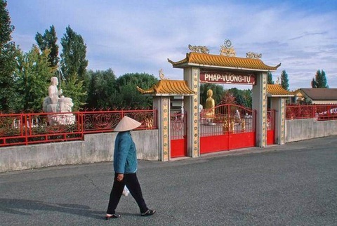 Một ngôi chùa giống ở Việt Nam tại ngôi làng ở thị xã Noyant-d’Allier, Pháp - Ảnh: LUC OLIVIER Một ngôi chùa giống ở Việt Nam tại ngôi làng Noyant-d’Allier, Pháp - Ảnh: Allier Bourbonnais Attractivité