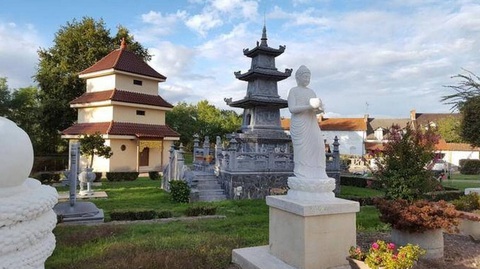 Ngôi chùa thu hút hơn 25.000 người đến viếng mỗi năm - Ảnh: Allier Bourbonnais Attractivité Ngôi chùa thu hút hơn 25.000 người đến viếng mỗi năm - Ảnh: Allier Bourbonnais Attractivité